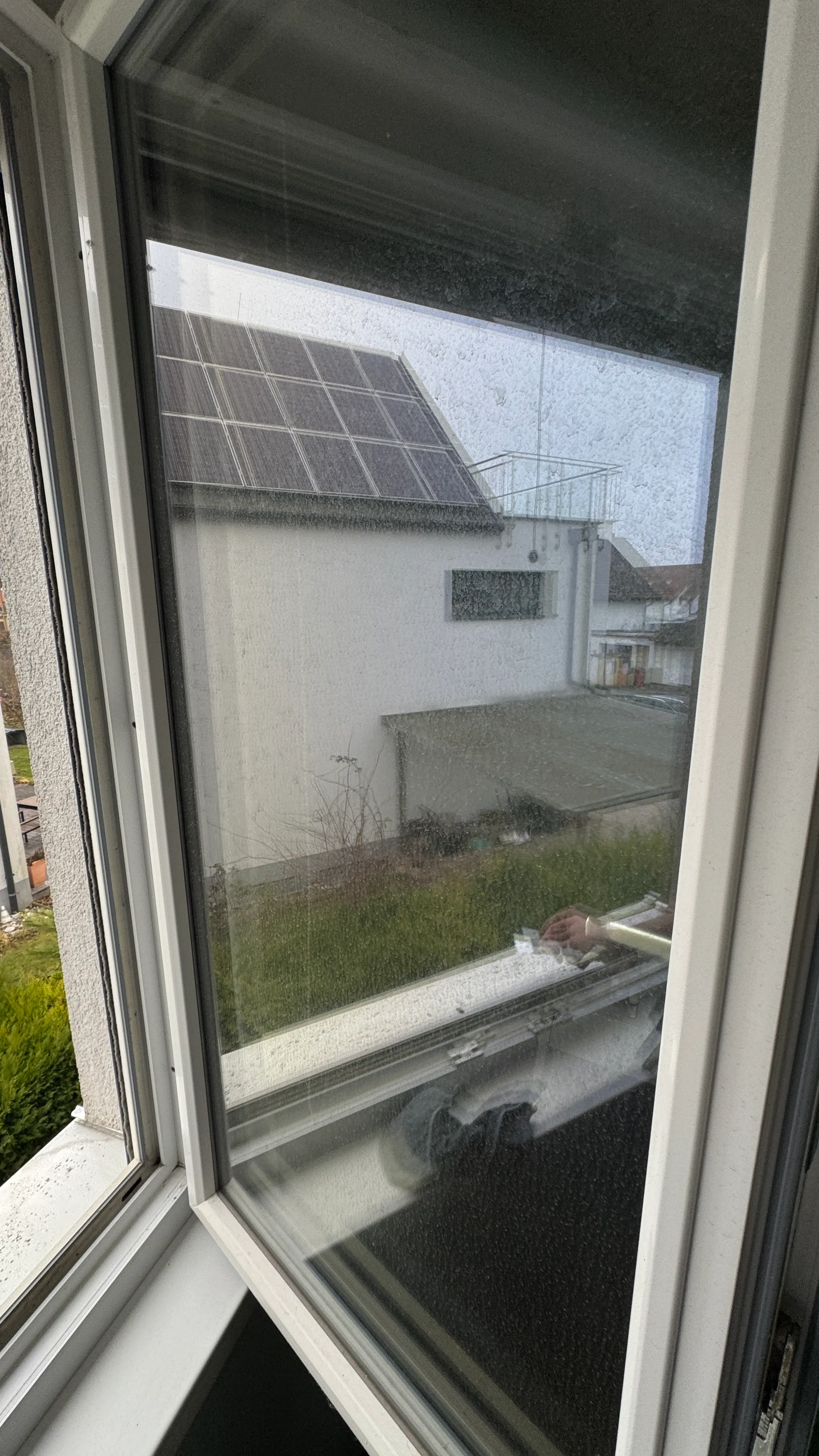 Fensterreinigung in Wien: Fensterglas wird mit dem Abzieher gereinigt – verschmutztes und sauberes Glas im Vergleich