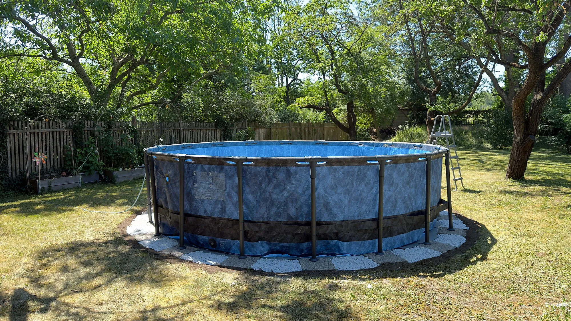 Fertiges Ergebnis: sauber aufgebauter Pool auf ebenem Untergrund im gepflegten Garten