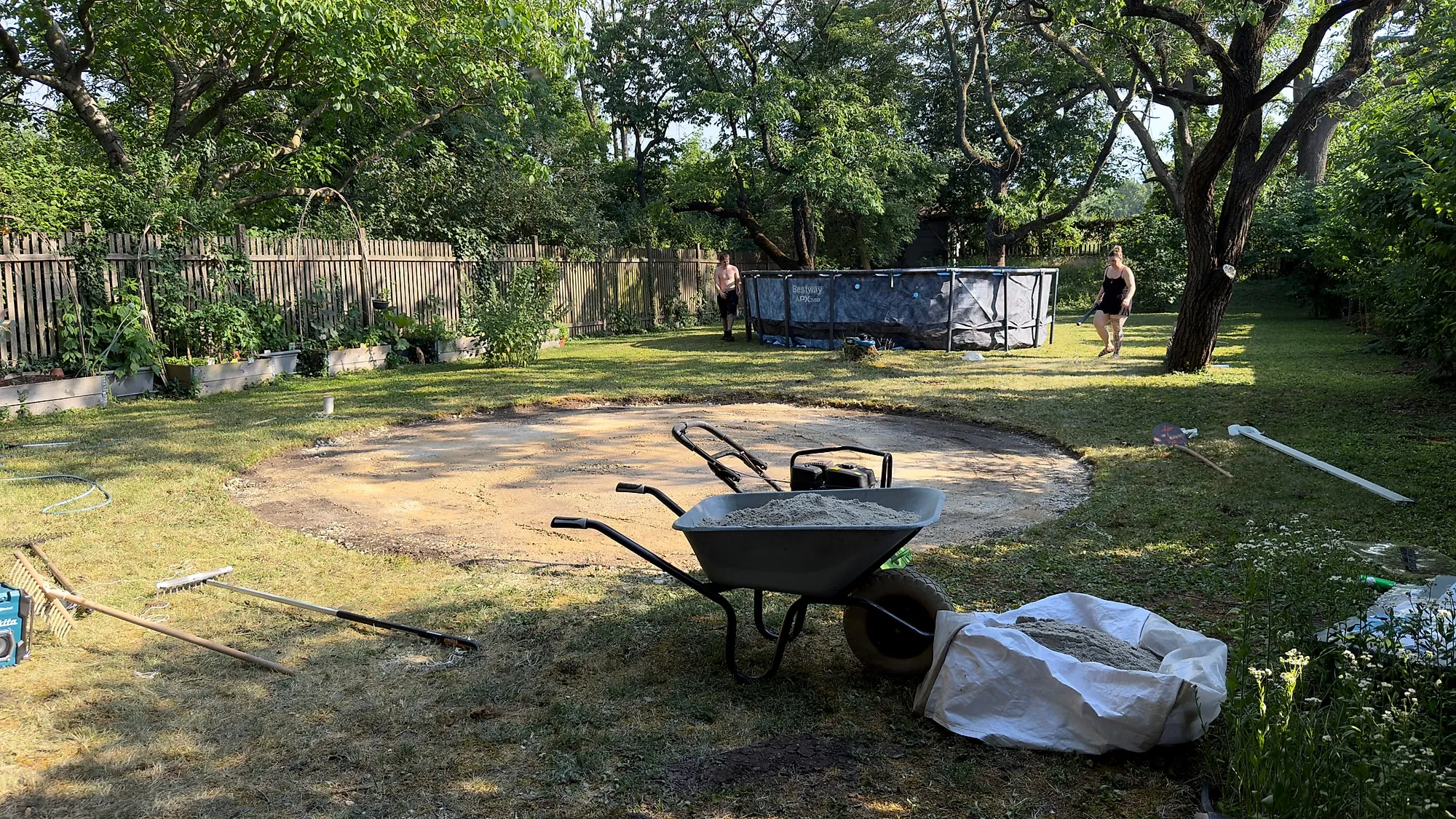 Neu gestaltete Gartenfläche in der Abendsonne nach Abschluss der Arbeiten