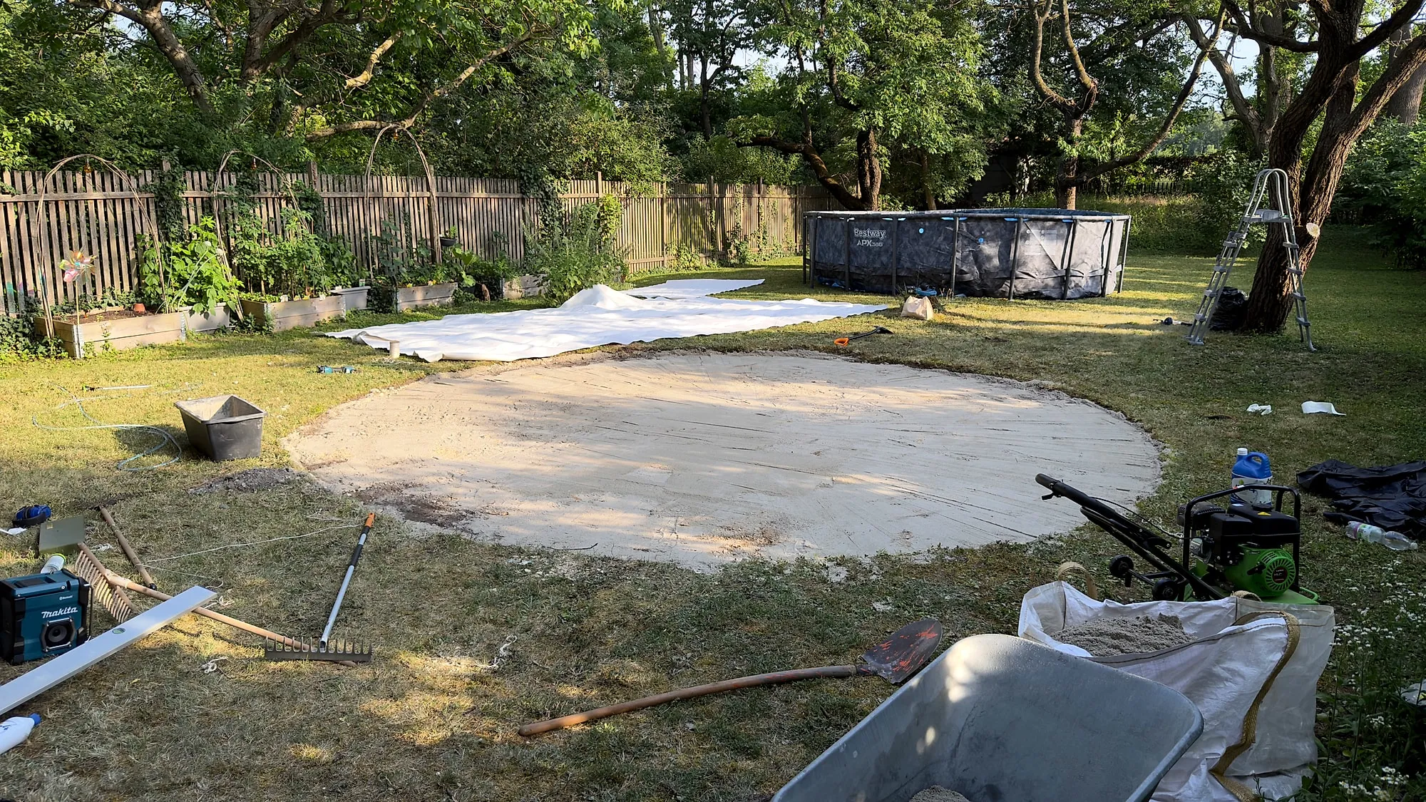 Plan abgezogenes, tragfähiges Sandbett als Untergrund im Garten