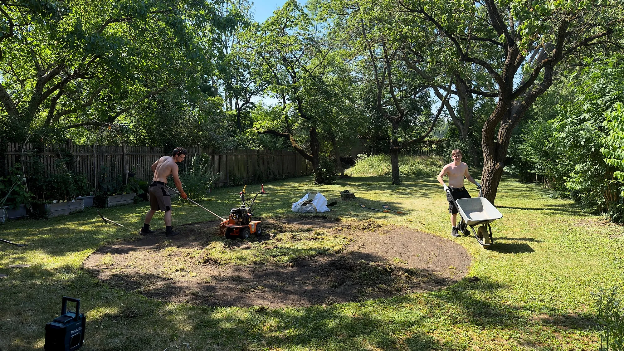 H&F-Team trägt im Garten den Boden ab und bereitet die Fläche für den Neubau vor