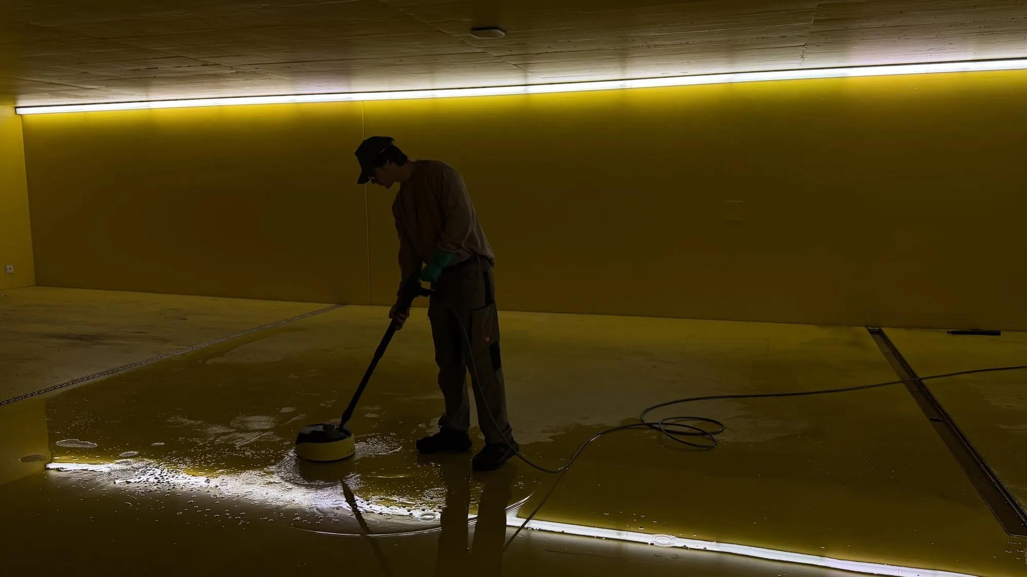 Maschinelle Grundreinigung eines gewerblichen Bodens in Wien
