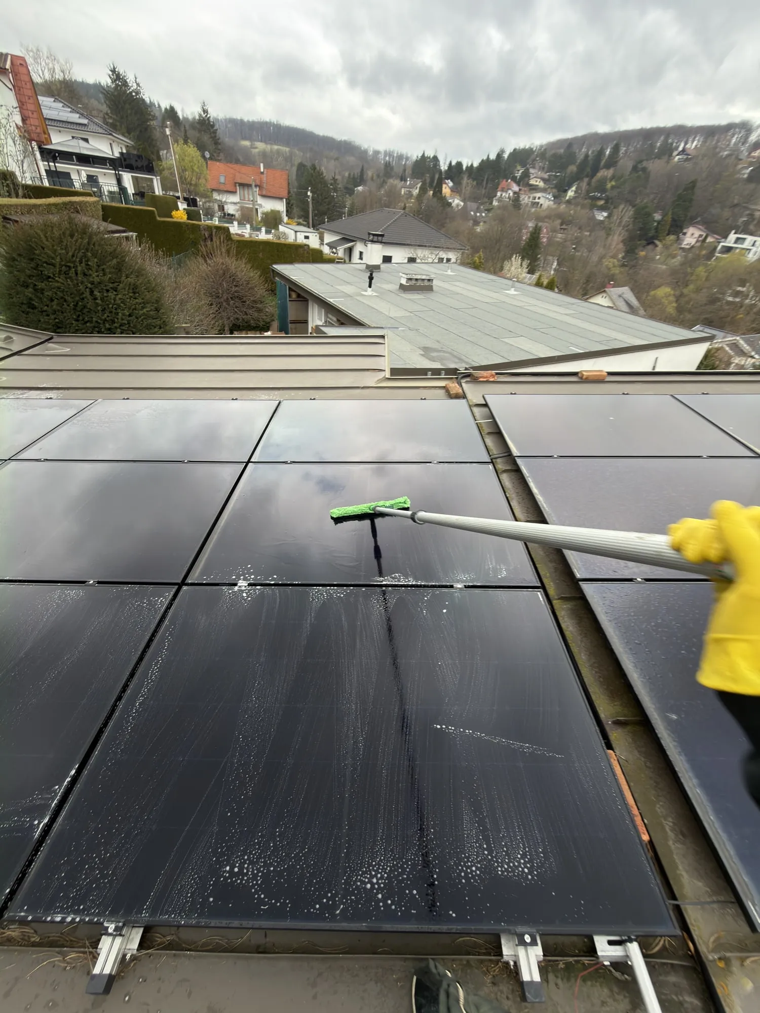 Saubere Solaranlage auf einem Hausdach mit Blick über Wien und Umgebung